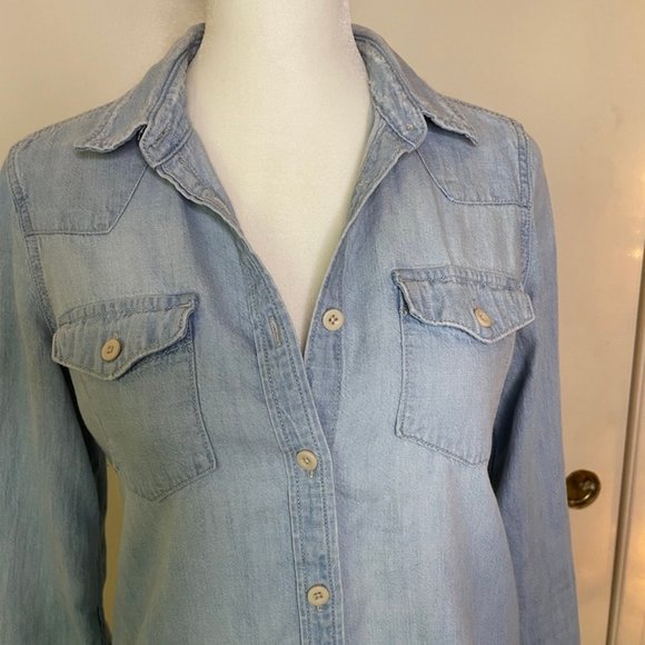 Gap 1969 jean shirt size XS. 100% cotton button down with front pockets - Picture 5 of 5